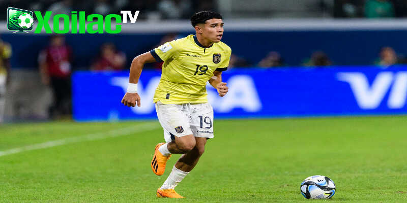 Páez trong buổi ra mắt tại Chelsea, ánh mắt đầy tự tin