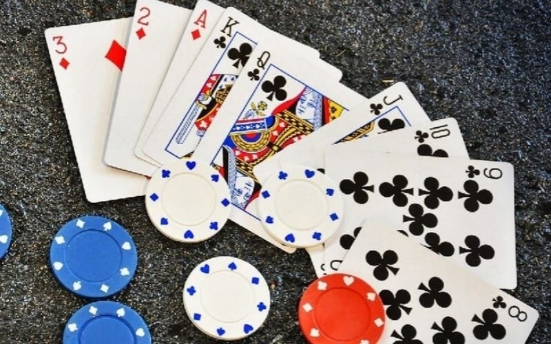 Tầm quan trọng của việc giữ bài trong ván Phỏm khó