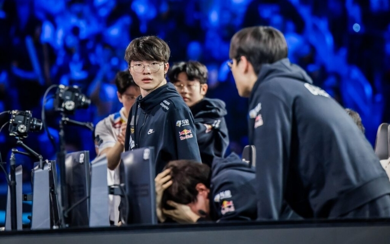 Vai trò thầm lặng của HLV tâm lý trong việc giải tỏa áp lực cho siêu sao Esports