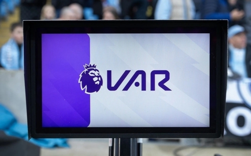 Vì sao VAR vẫn là chủ đề gây tranh cãi nhất tại Ngoại hạng Anh?